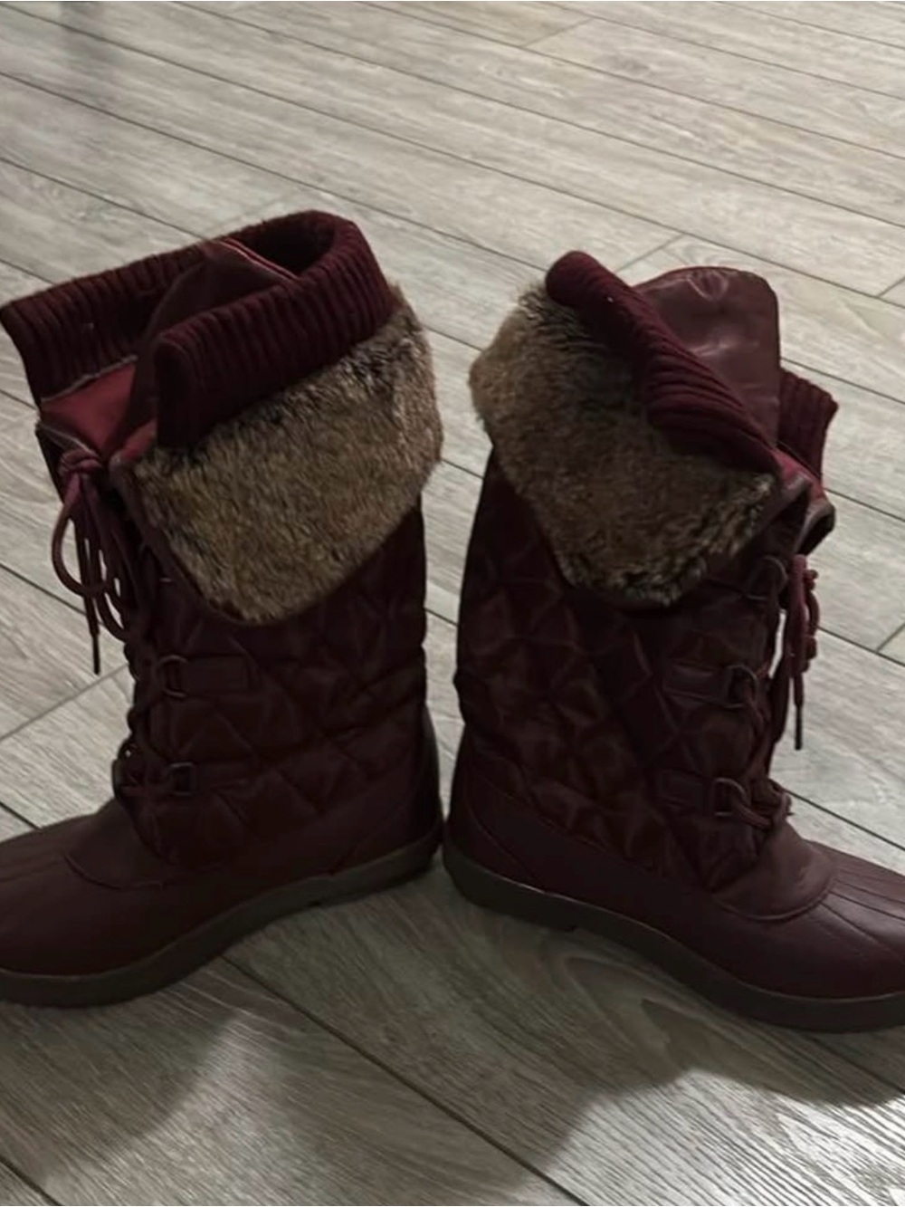 Womenโs Quilted Winter Boots with Faux Fur - Burgundy